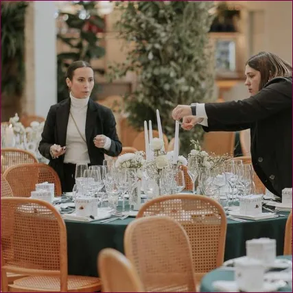 Equipo revisando la decoracion y el montaje de una mesa para evento
