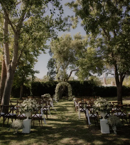 Bodas de primavera y verano al aire libre: ideas y piezas clave para diseñarlas